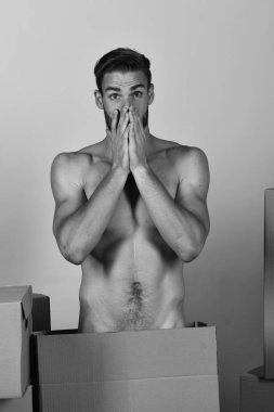 Cinsellik ve teslimat kavramı: çıplak sakallı adam şaşırmış yüz