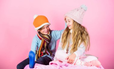 Çocuklar kış şapka örme. Çocuklar için Kış Aksesuarları. Kız ve erkek örme kış şapka giyerler. Kış sezon moda aksesuarları ve giyim. Çocukların neşeli ruh hali Noel tatil pembe arka plan