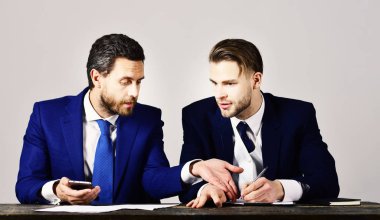 Ciddi bir yüz olan mali uzman ile işadamı danışır.