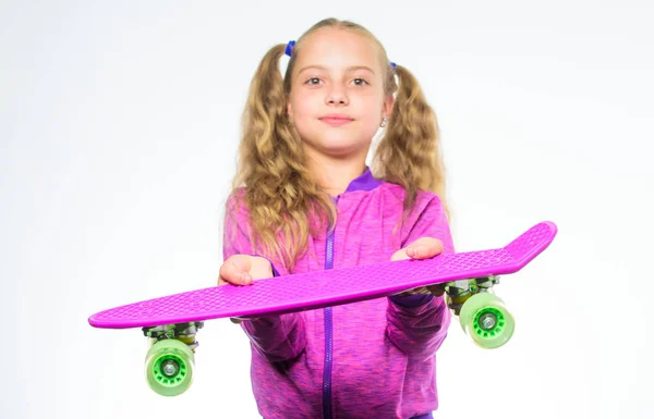 O melhor presente para o miúdo. O miúdo de cabelo comprido carrega penny board. Skates de plástico para skatista todos os dias. Criança segura penny board. Penny board de seu sonho. Escolha skate que parece ótimo e também monta grande — Fotografia de Stock