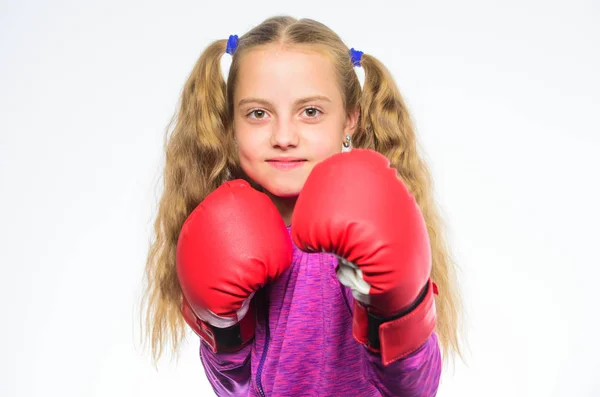Boxer lány tudja, hogyan védje meg magát. Lány gyermek erős, boksz-kesztyűket pózol a fehér háttér előtt. Ő készen áll, hogy megvédje magát. Sport nevelés a lányok. Feminista mozgalom. Önálló védelmi koncepció — Stock Fotó