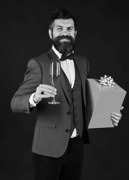 Zakenman met vrolijk gezicht en rode geschenkdoos. — Stockfoto