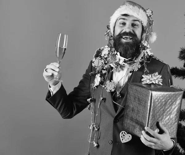 ビジネスとお祝いの概念。髭を生やしたマネージャーがシャンパンを持って. — ストック写真