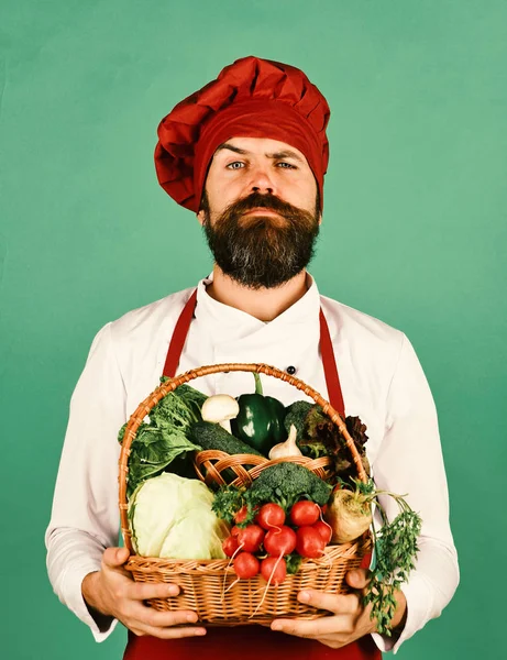 Lindo joven chef o granjero con cosecha de verduras — Foto de Stock