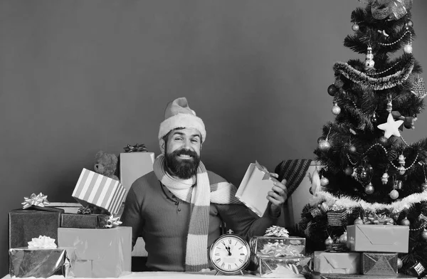 Le Père Noël tient une boîte cadeau. Vacances d'hiver et concept surprise — Photo