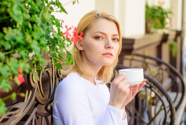 Uma caneca de bom café de manhã dá-me energia. A menina bebe café todas as manhãs no mesmo lugar do ritual diário. Os rituais agradáveis diários tornam a vida melhor. Mulher tem beber café terraço ao ar livre — Fotografia de Stock