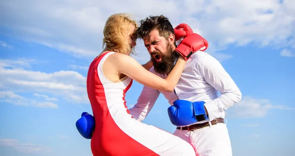Защищайте свое мнение в конфронтации. Мужчина и женщина сражаются боксерские перчатки фоне неба. Атака лучшая защита. Женская атака. Возьмите курс на уверенность в безопасности. Курс самообороны — стоковое фото