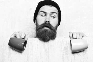 Kâğıt çarşaf ve fincanlarla vahşi beyaz hippi sakallı.