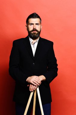 Şık bir saç modeli ve ciddi ya da konsantre yüz adam