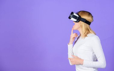 Kadın başa takılı ekran menekşe arka plan. Sanal gerçeklik ve gelecekteki teknolojileri. Kız kullanım modern teknoloji vr kulaklık. Dijital aygıt ve modern olanakları. Alternatif gerçeklik etkileşim.