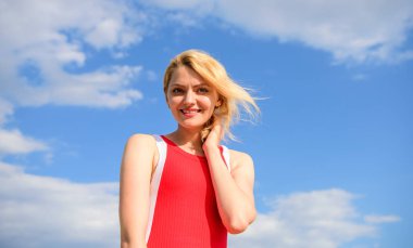 Tek hayat ile memnun. Mutlu olmak için tuşuna basın. Gülümseyen kız sarışın Bayan zevk özgürlük ve temiz hava rüzgar mavi gökyüzü arka plan. Kadın kırmızı elbise kaygısız ve özgür hissediyor. Özgürlük tanımı