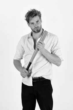 Kendine güveni olan adam beyaz arka planda izole edilmiş..