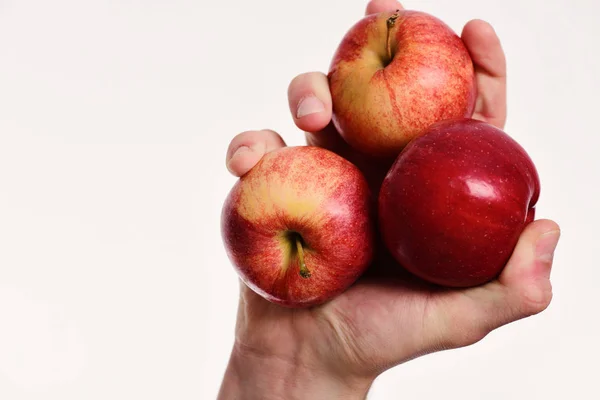 남성 손 빨간 사과, 복사 공간을 보유 하고있다. 화이트에 사과 — 스톡 사진