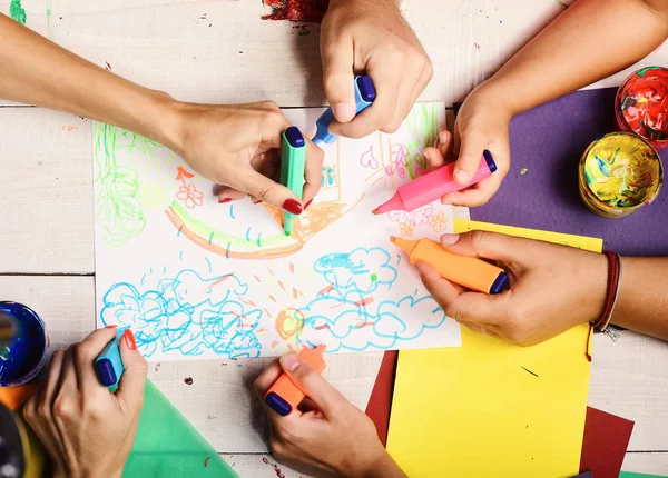 Artistas mesa de madeira com tintas e papel colorido — Fotografia de Stock