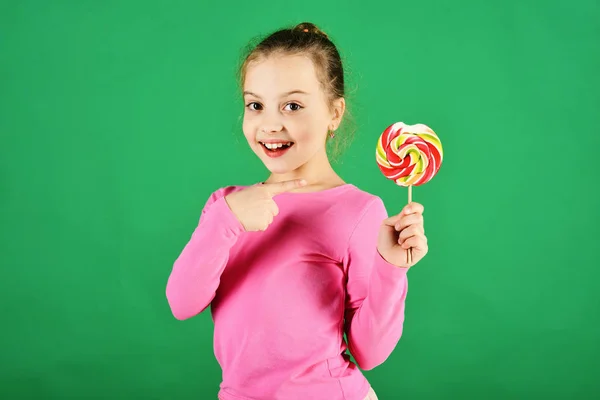 Chica puntos en grande colorido dulce caramelo . — Foto de Stock