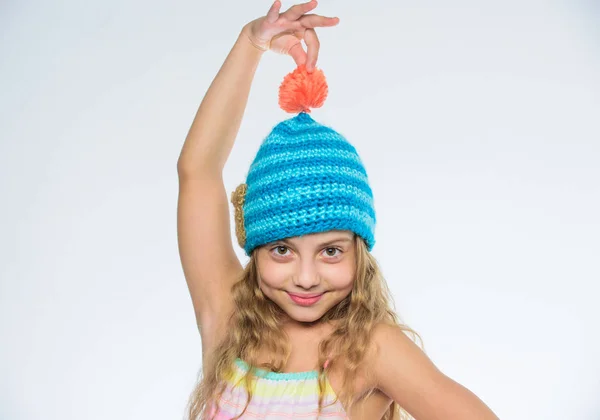 無料ニット パターン。秋冬シーズン アクセサリー。子供ニット帽子です。幸せそうな顔の白い背景の長い髪少女。子供は、暖かく柔らかいニットの青い帽子を着用します。編みとかぎ針編みの違い — ストック写真