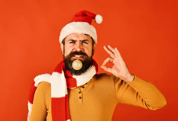 Papai Noel de chapéu vermelho mostra sinal ok. Homem com barba — Fotografia de Stock