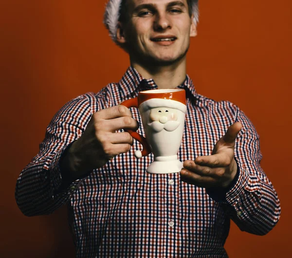 Santa con copa de vacaciones en rojo. Chico con cara alegre — Foto de Stock