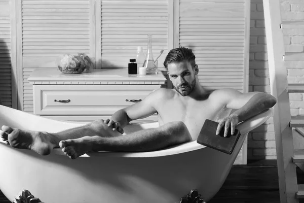 Kerl mit Bart im Badezimmer mit Toilettenartikeln im Hintergrund — Stockfoto