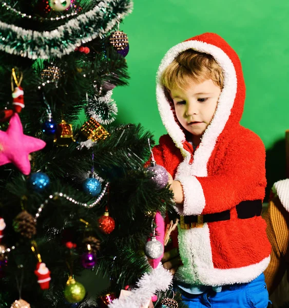 Nuovo anno e concetto di infanzia. Piccolo Babbo Natale in costume rosso — Foto Stock