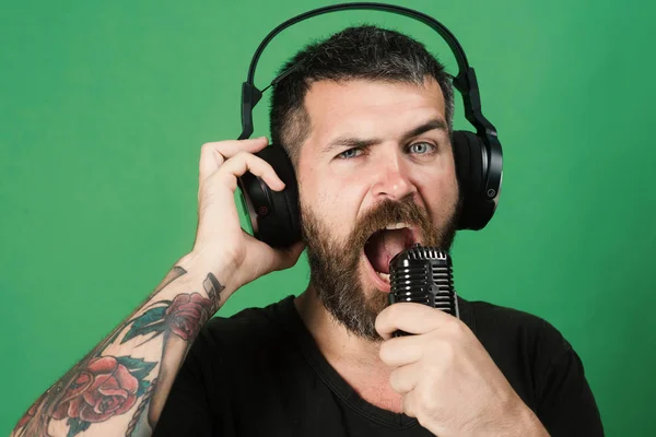 Relax y concepto musical. El hombre canta sobre fondo verde . — Foto de Stock