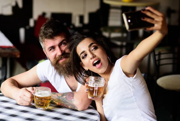 Barda büyük tarihi hatırlamak selfie fotoğraf çekmek. Birkaç aşk tarihte bira içiyor. En iyi arkadaş ya da sevgili barda bira içiyor. Yenilikçi ve bira Bardagı zanaat bira tam kızla adam sakallı