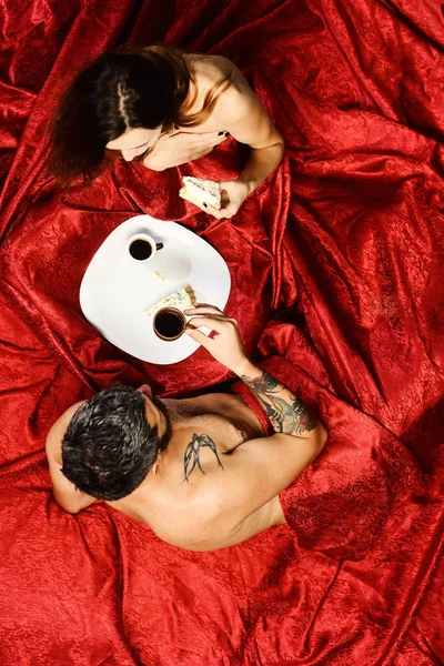 Man met baard heeft romantisch ontbijt met dame in bed — Stockfoto