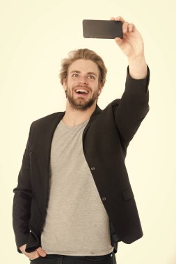 selfie cep telefonu alarak resmi ceket ile sakallı adam