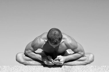 Yoga pratik uyum ve denge bulmanıza yardımcı olur. Pratik yoga siyah ve beyaz adam. Ulaştı içiniz rahat olsun. Meditasyon ve yoga kavramı. Yoga dengeyi bulmak ve doğa ile birleştirmek yardımcı olur