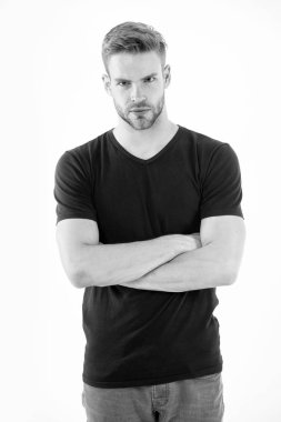 Beyaz arka plan üzerinde izole sarı saçlı sakallı adam. Tıraşsız yüzündeki sakallı adam. Adam rahat tshirt ve kot pantolon. Saç Bakımı Kuaför salonu veya berber dükkanı. Moda stil ve eğilim