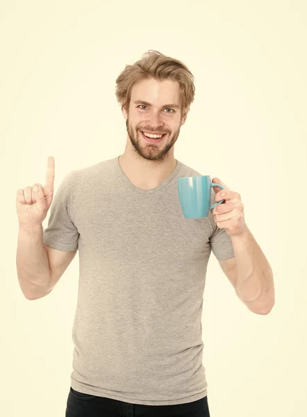 Νεαρός άνδρας με την Κύπελλο πίνοντας καφέ ή τσάι, ιδέα — Φωτογραφία Αρχείου