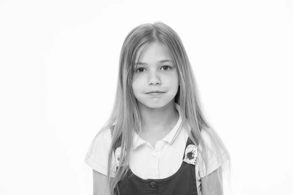 Menina no rosto calmo posando com cabelos longos, isolado no fundo branco. Penteado e conceito de cuidado do cabelo. Menina gosta de olhar bonito, elegante e elegante. Menina criança com cabelos longos parece adorável — Fotografia de Stock