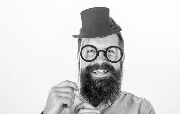 Чоловік бородатий хіпстер тримає картонний верхній капелюх і окуляри, щоб виглядати розумнішим білим тлом. Сукня впливає на те, як тебе бачать люди. Гарантовані способи здаються розумнішими. Трюки здаються розумнішими. Сукня для успіху — стокове фото