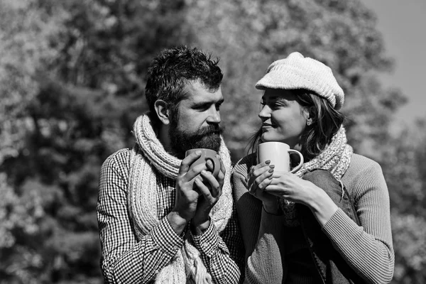 Mädchen und bärtiger Kerl oder glückliche Liebhaber bei einem Date. — Stockfoto