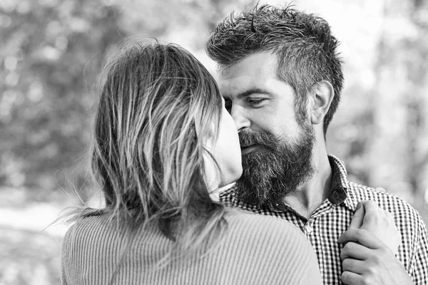 Homem e mulher com rostos felizes no fundo das árvores de outono. — Fotografia de Stock