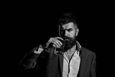 Alkol ve alkol kavramı. Uzman akıllı bakışla konyak içer