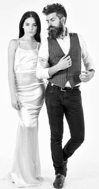 Sakallı hippi ile gelin düğün töreni için giyinmiş. Kaç aşk, gelin ve damat zarif düğün giysileri, beyaz arka plan içinde. Gelinlik ve yelek erkekte kadında. Düğün kavramı