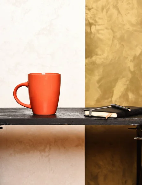 Taza de té o café con copybook y pluma — Foto de Stock