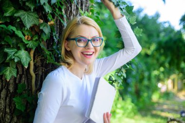 Kitap kurdu öğrenci kitap yeşil doğa arka plan ile rahatlatıcı. Kız kitap keskin okumaya devam edin. Kadın sarışın ara park içinde kitap okumak rahatlatıcı. Bayan neşeli gülmek komik hikayeler seviyor