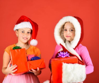 Çocuk güzel yüzü olan kırmızı zemin üzerine standı.