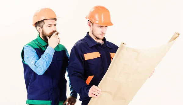 Bauplan-Konzept. Architekten mit Hut vor nachdenklichen Gesichtern — Stockfoto