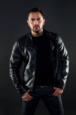 Onun tarzı. Moda stil İspanyol adamla. Moda sakallı adam. Manken maço tarzında giyim giymek. Vahşi ve kas. Kas erotism ve güç