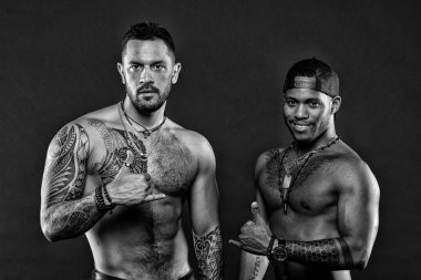 İnsanlar çeşitli nedenlerle dövme. Vahşi maço tarzı. Kaslı erkek moda dövme tarzı ile. Kas gövde seksi erkeklerle. Çıplak ve seksi, siyah ve beyaz