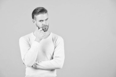 Düşünce ve şüpheler kavramı. Adam düşünceli yüz, gri arka plan sakallı. Sakal tıraşsız adam adam yakışıklı ve bakımlı görünüyor. Adam sakallı çekici ile saç modeli sahip şüpheler, alanı Kopyala