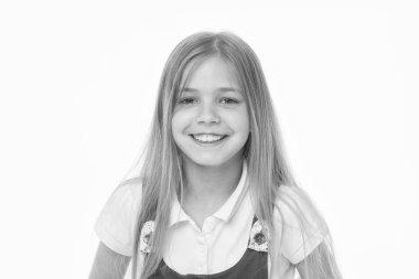 Güzellik çocuk ile mutlu bakmak ve uzun sarı saç. Küçük kız gülümseme ile taze cilt. Sevimli yüzü beyaz izole çocukla. Güzellik göz ve cilt bakımı. Çocukluk ve Çocuk Bakımı.