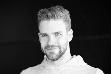 Gülen yüz, siyah arka plan üzerinde kıl olan adam. Metroseksüel kavramı. Sakal veya tıraşsız adam görünüyor yakışıklı ve sağlıklı bir cilt ile serin adam. Adam sakallı ve çekici görünümü ile ilgili umurunda değil.