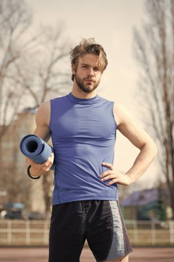 kaslı adam Yoga ya da fitness mat egzersiz için holding