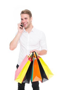 Çevrimiçi alışveriş yaparken heyecanlı genç adam. Siber Pazartesi ve siyah Cuma kavramı. büyük satış alışveriş merkezi. Pozitif adam alışveriş zevk. Kaliteli hizmet. Ev alışveriş. Kolay ve hızlı