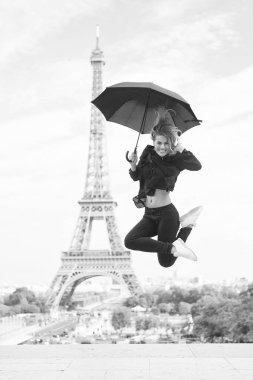 Mutlu kız seyahat de paris, Fransa. Kadın moda şemsiye ile atlamak. Beyaz arka plan üzerinde izole Parisian. Eyfel Kulesi bak kadın güzelliği ile. Seyahat ve yolculuk tutkusu. Yaz tatili keyfini