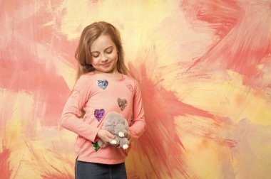 Kızın, mutlu küçük çocuk oyuncak tavşan